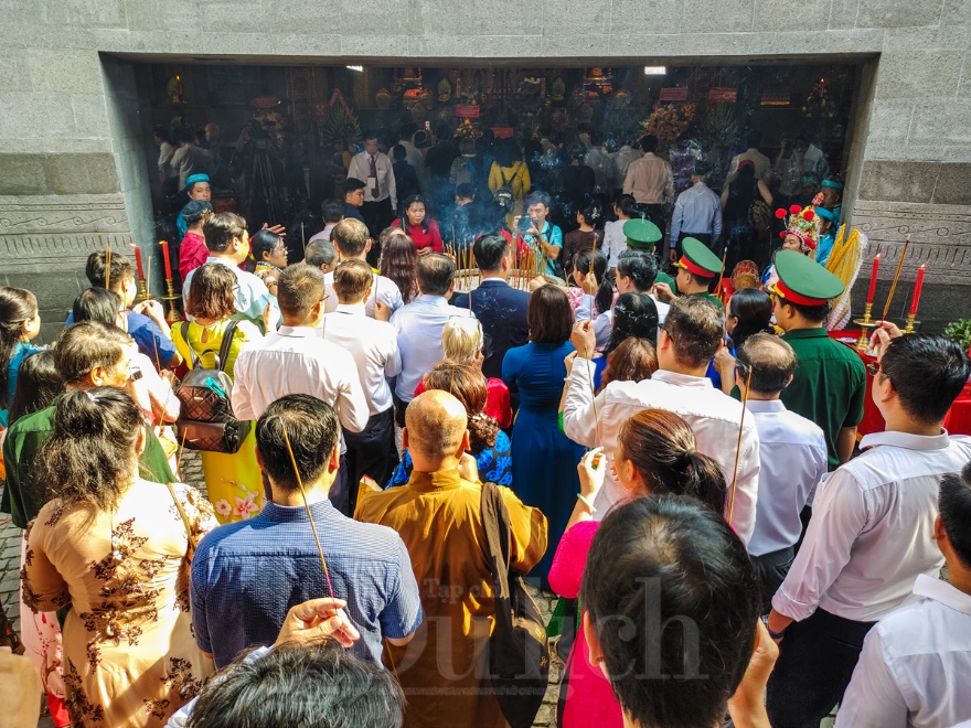 Hàng ngàn người dân và du khách rộn ràng trẩy hội Đền Hùng trong ngày Giỗ Quốc Tổ - 4