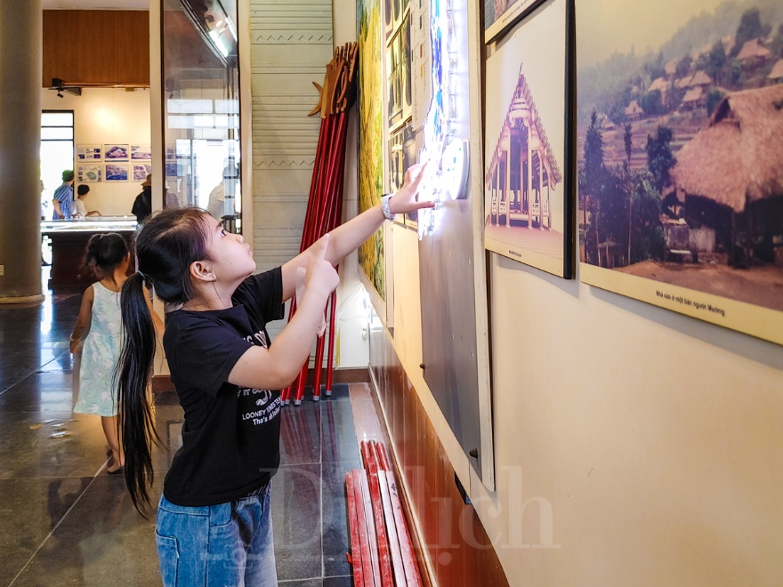 Độc đáo bộ sưu tập cổ vật lộ thiên đánh thức hồn cốt nghìn năm giữa lòng thành phố - 12