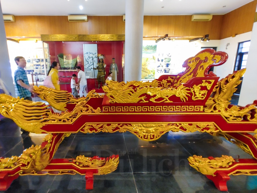 Độc đáo bộ sưu tập cổ vật lộ thiên đánh thức hồn cốt nghìn năm giữa lòng thành phố - 14