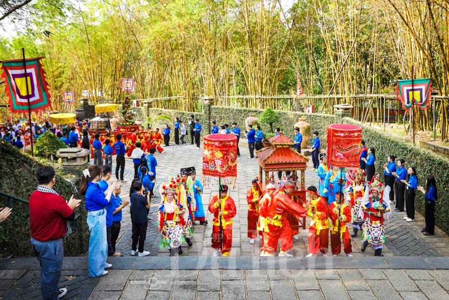 Dù ai đi ngược về xuôi, nhớ ngày Giỗ Tổ mùng Mười tháng Ba - 3