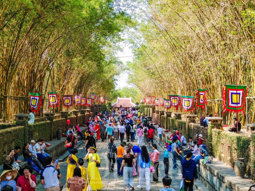 Hàng ngàn người dân và du khách rộn ràng trẩy hội Đền Hùng trong ngày Giỗ Quốc Tổ - 3