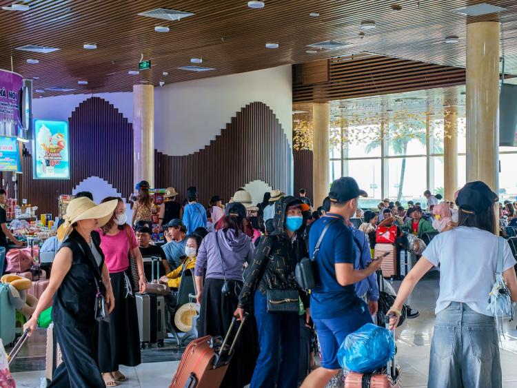 Khách du lịch đổ bộ đến cảng Ao Tiên để ra đảo