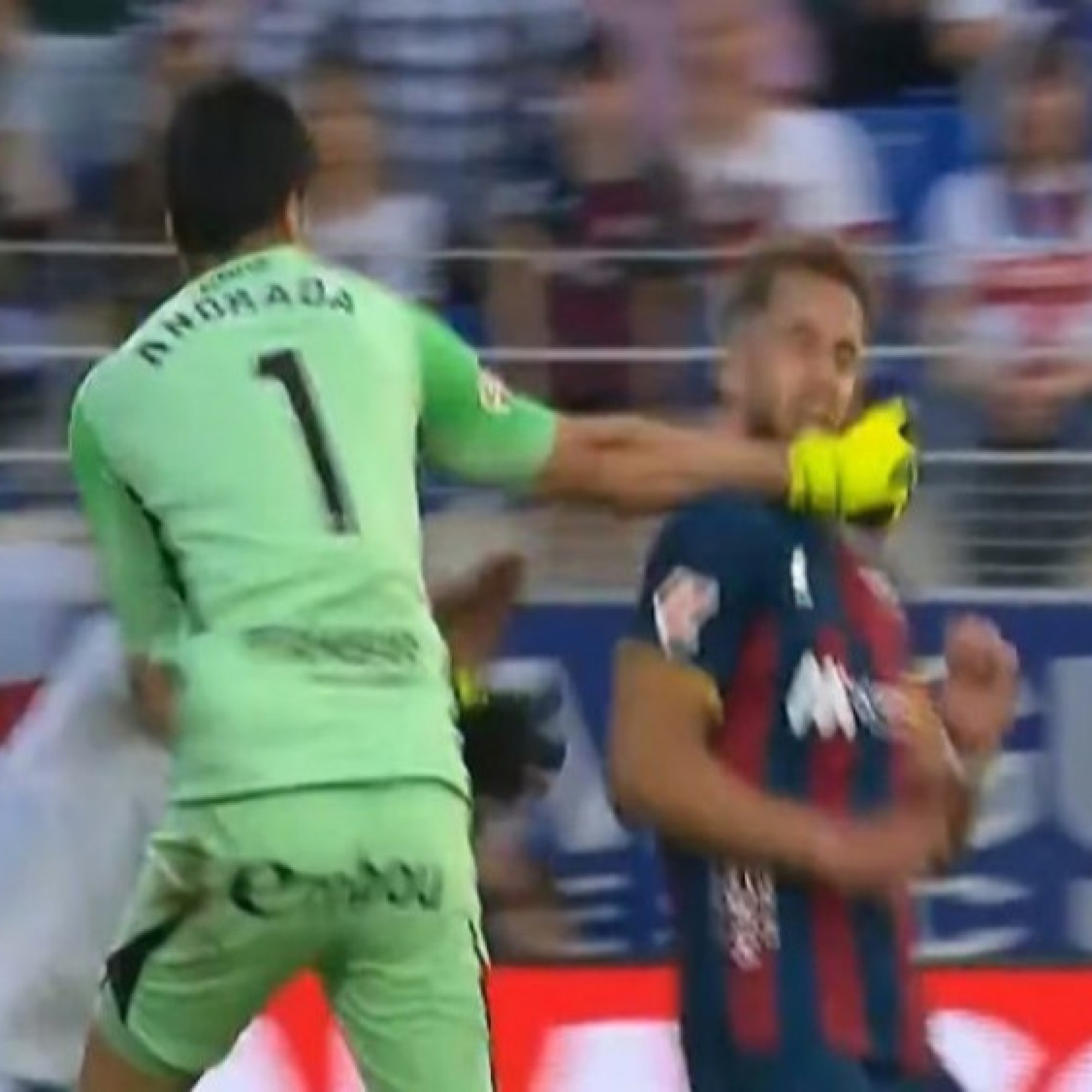  - Địa chấn bóng đá Tây Ban Nha: Thủ môn đấm thẳng mặt đối thủ, chờ án phạt nặng nề