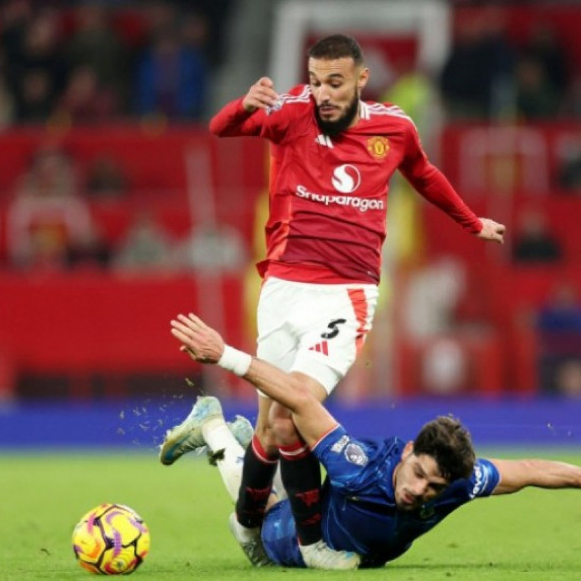  - Mazraoui đá được 9 vị trí: "Lính cứu hỏa" MU cần có để chinh chiến mùa tới