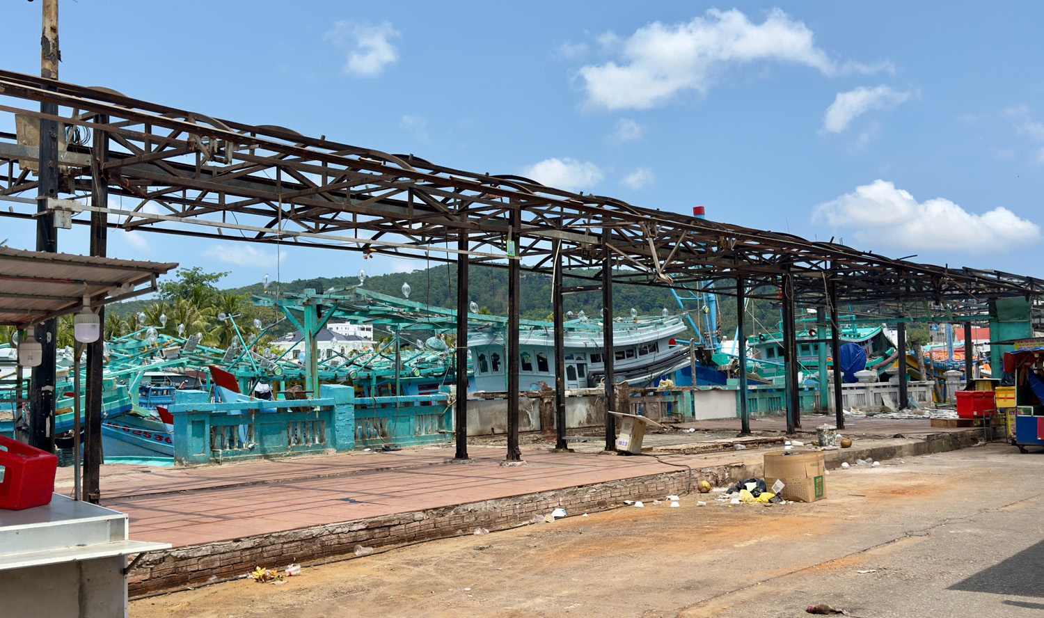 Chợ đêm Phú Quốc tháo dỡ một phần nhưng vẫn hoạt động bình thường - 2