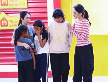 MC Thanh Thảo, Trương Đình Hoàng, Mai Phương xúc động trước hoàn cảnh người phụ nữ tần tảo lo cho chồng bệnh cùng 3 con thơ