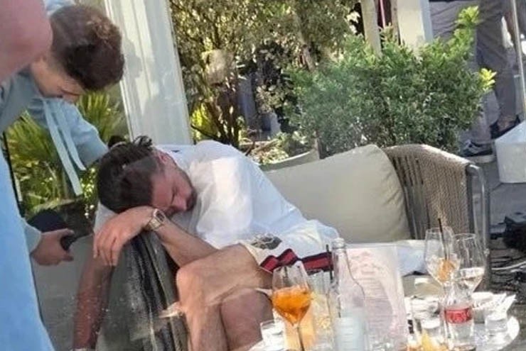 Tin mới nhất bóng đá tối 27/4: Grealish ngủ gật ở quán bar - 1