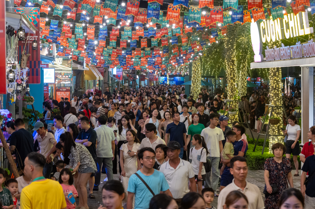 Quảng Ninh đón 319.000 lượt du khách trong 2 ngày nghỉ lễ - 1