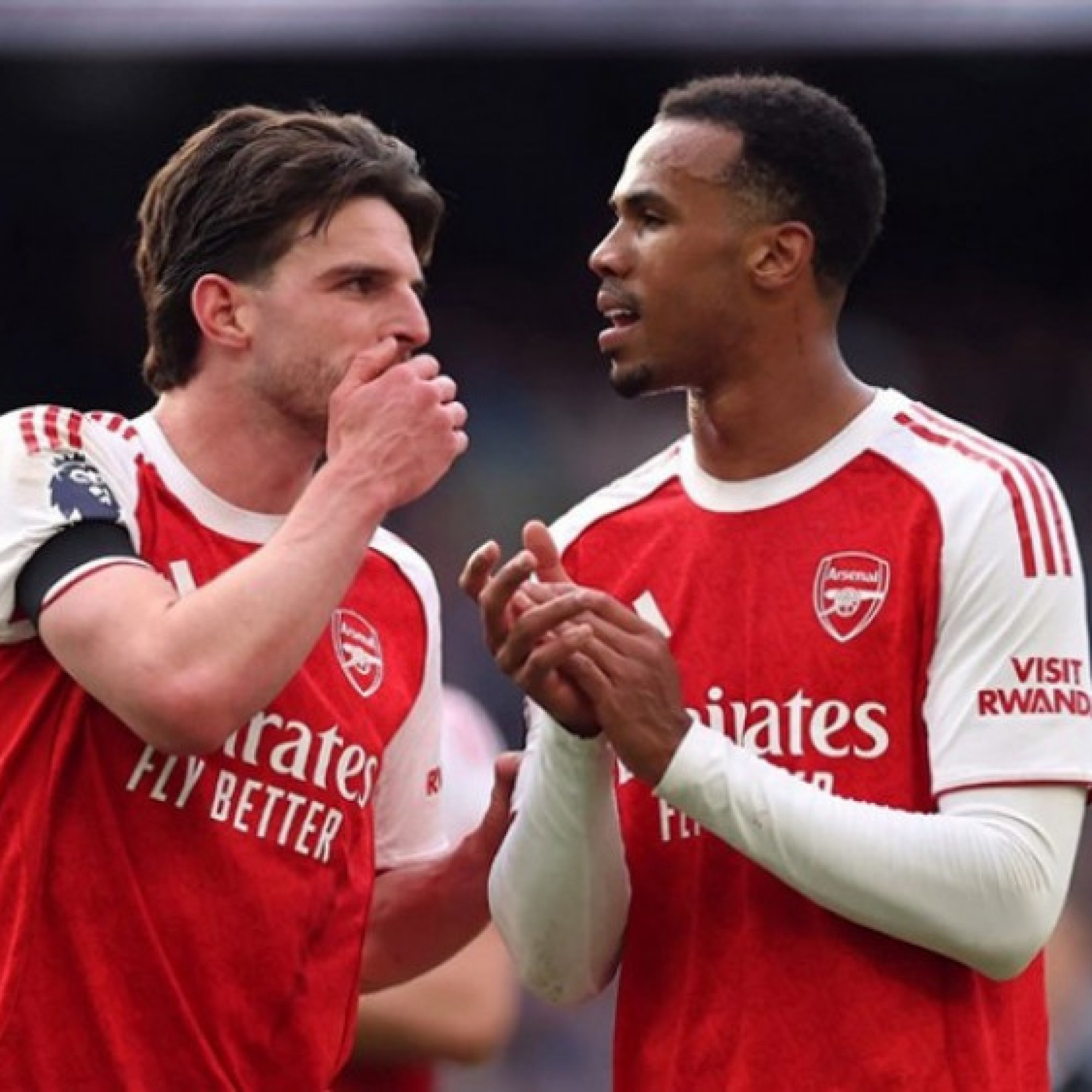  - Arsenal vừa đá Cúp C1 vừa đua Ngoại hạng Anh, bị cảnh báo như "con dao hai lưỡi"