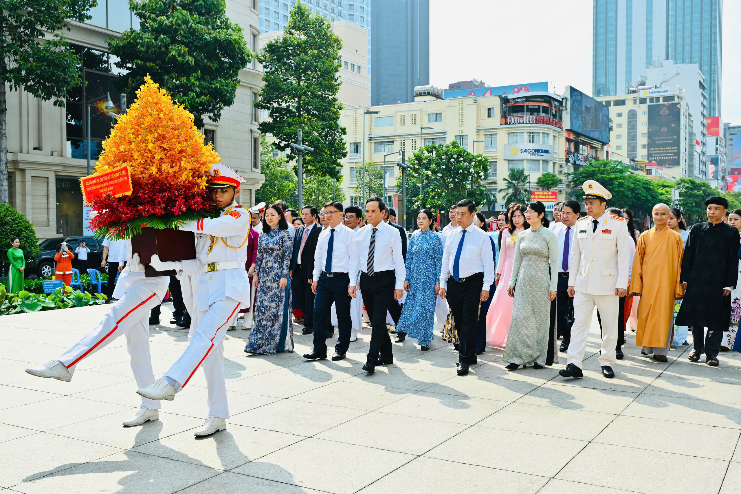 Đoàn lãnh đạo TPHCM đến viếng, dâng hoa tưởng nhớ Chủ tịch Hồ Chí Minh - 1