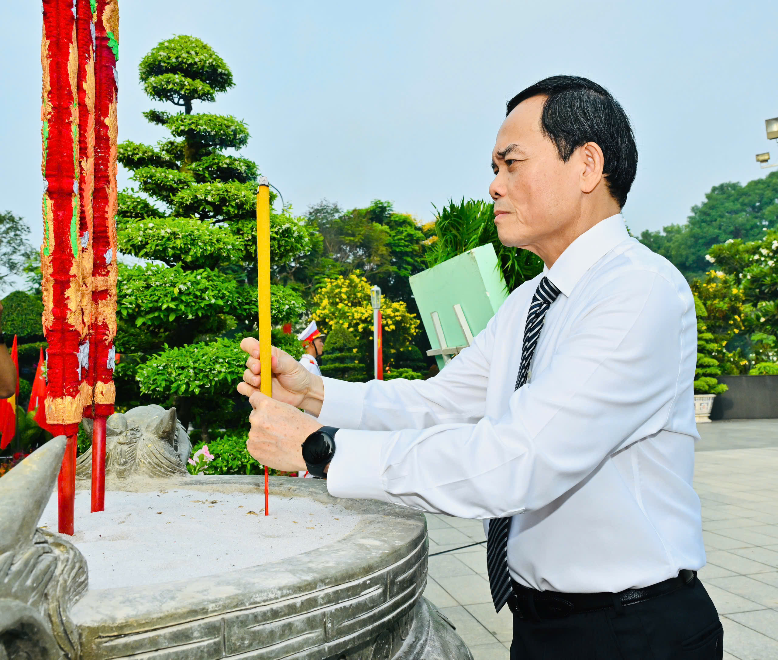 Đoàn lãnh đạo TPHCM đến viếng, dâng hoa tưởng nhớ Chủ tịch Hồ Chí Minh - 2