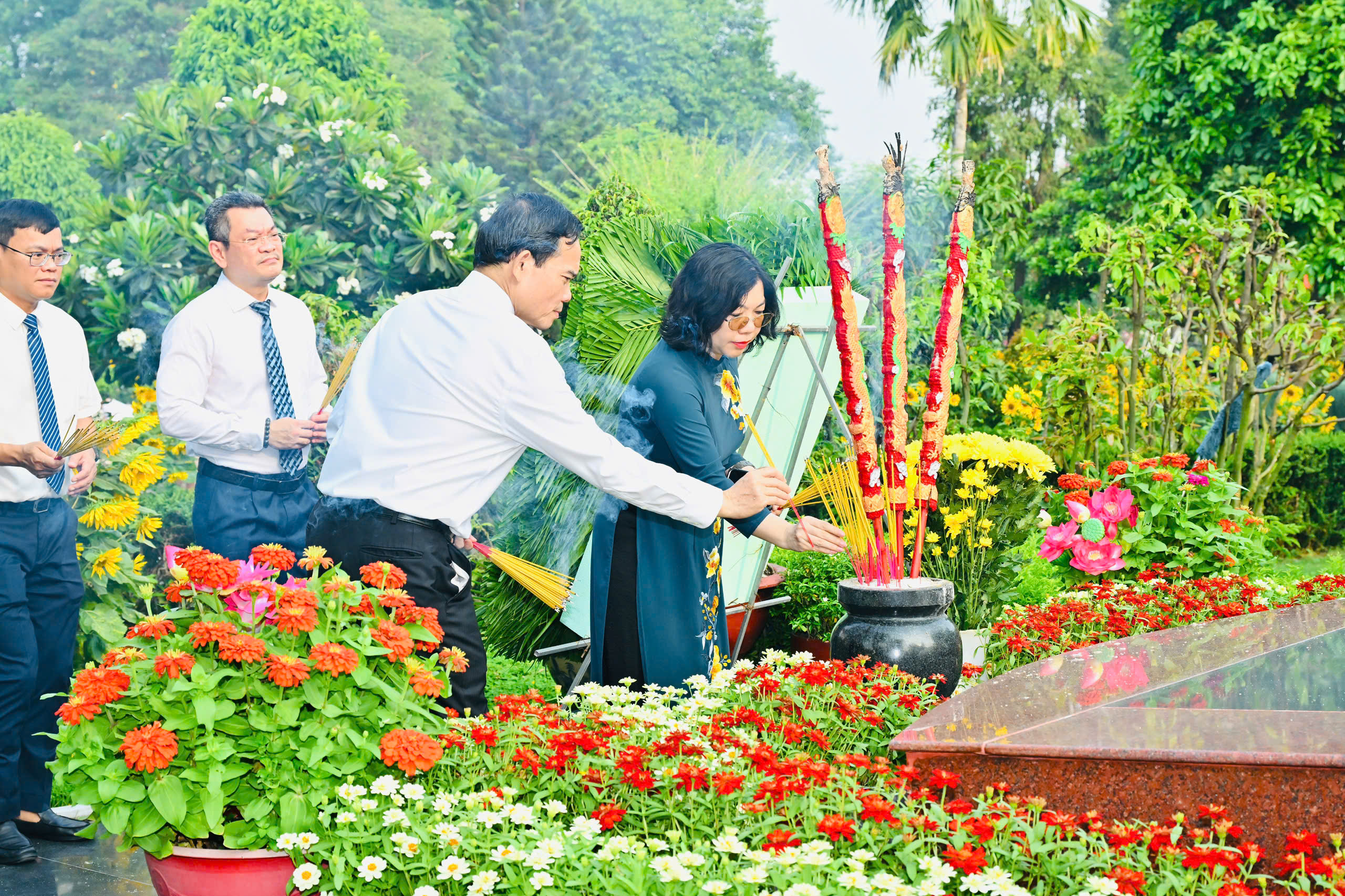 Đoàn lãnh đạo TPHCM đến viếng, dâng hoa tưởng nhớ Chủ tịch Hồ Chí Minh - 3