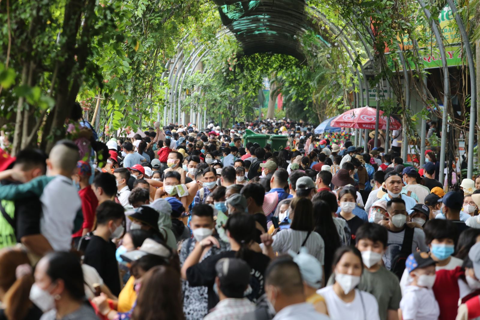 TP.HCM khẳng định sức hút mạnh mẽ qua mùa lễ đông đảo du khách - 2