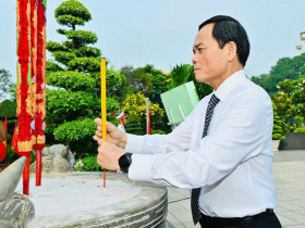  - Đoàn lãnh đạo TPHCM đến viếng, dâng hoa tưởng nhớ Chủ tịch Hồ Chí Minh