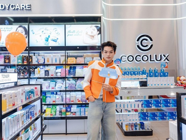 Hàng nghìn người “phủ kín” Aeon Mall Long Biên khi Buitruonglinh xuất hiện tại sự kiện COCOLUX x La Roche-Posay