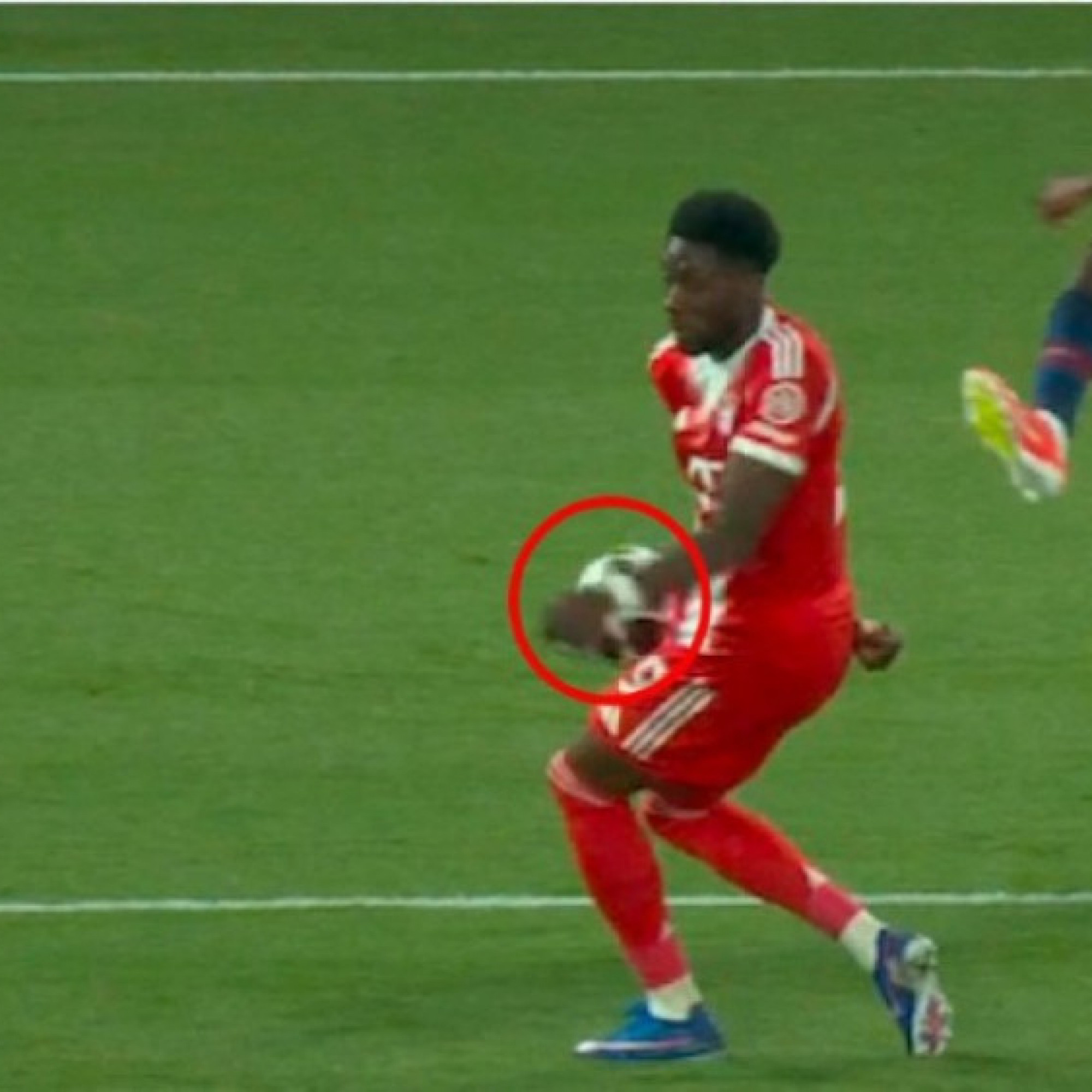  - Tranh cãi PSG được trọng tài thiên vị: Quả phạt đền "ma" khiến Bayern ấm ức