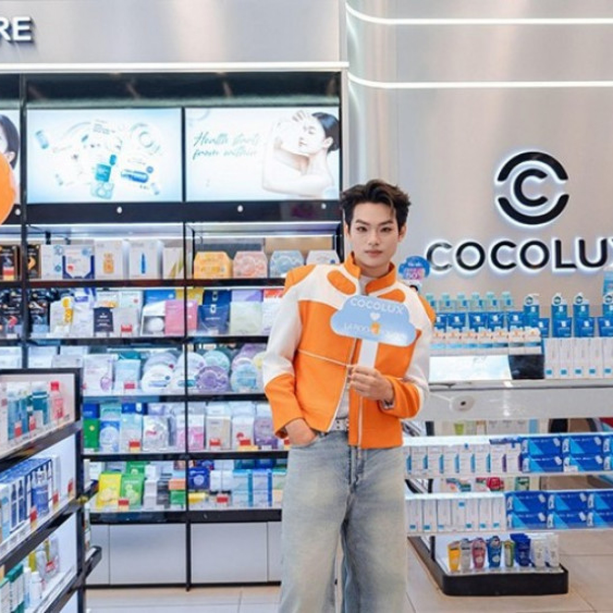 Hàng nghìn người “phủ kín” Aeon Mall Long Biên khi Buitruonglinh xuất hiện tại sự kiện COCOLUX x La Roche-Posay
