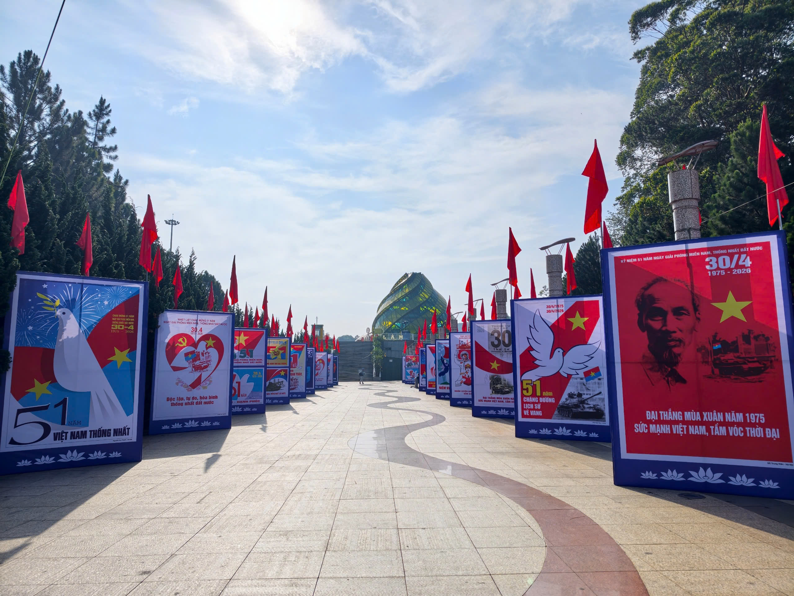 Lâm Đồng triển lãm tranh cổ động kỷ niệm 51 năm Ngày thống nhất đất nước - 1