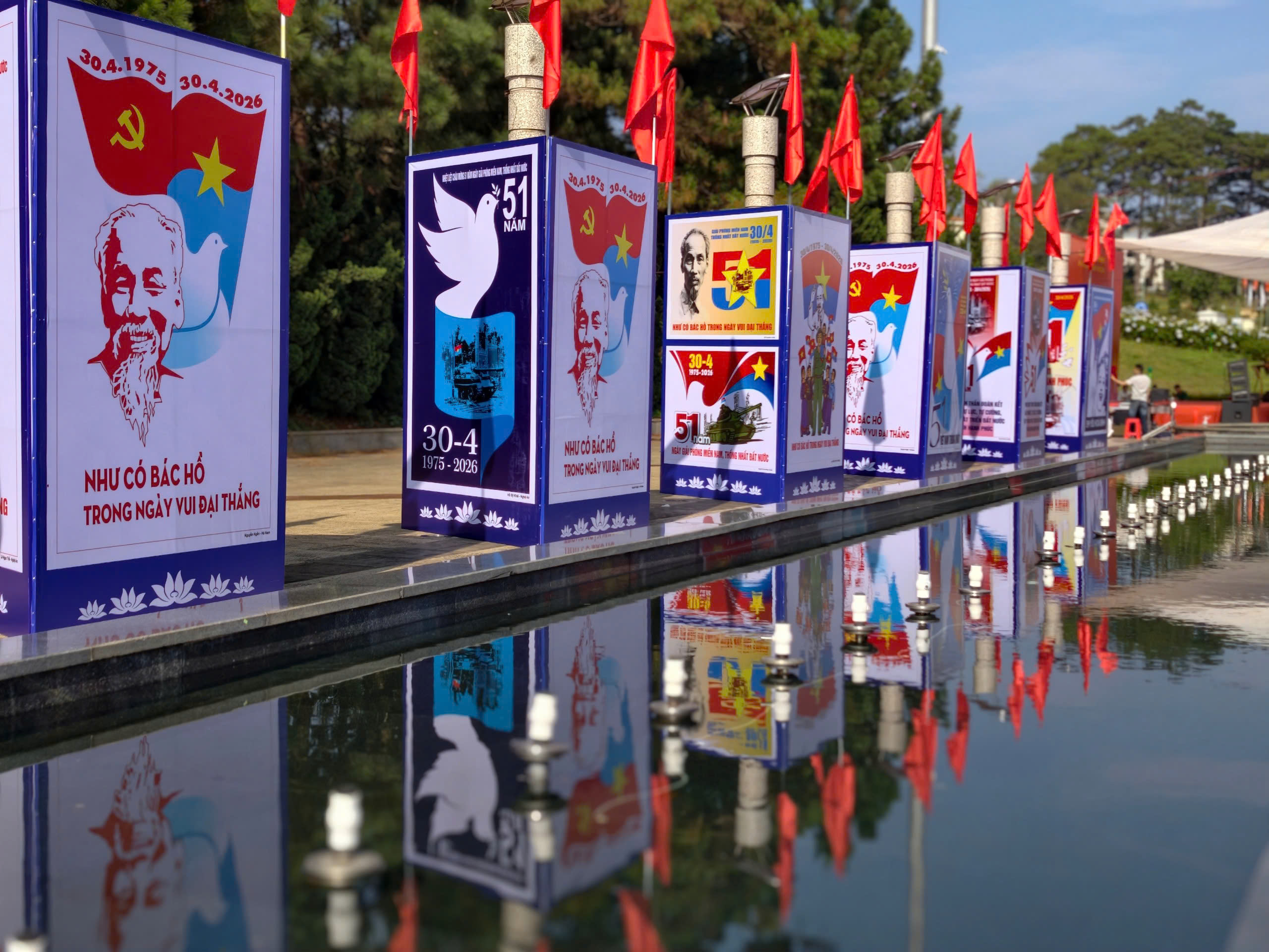 Lâm Đồng triển lãm tranh cổ động kỷ niệm 51 năm Ngày thống nhất đất nước - 2