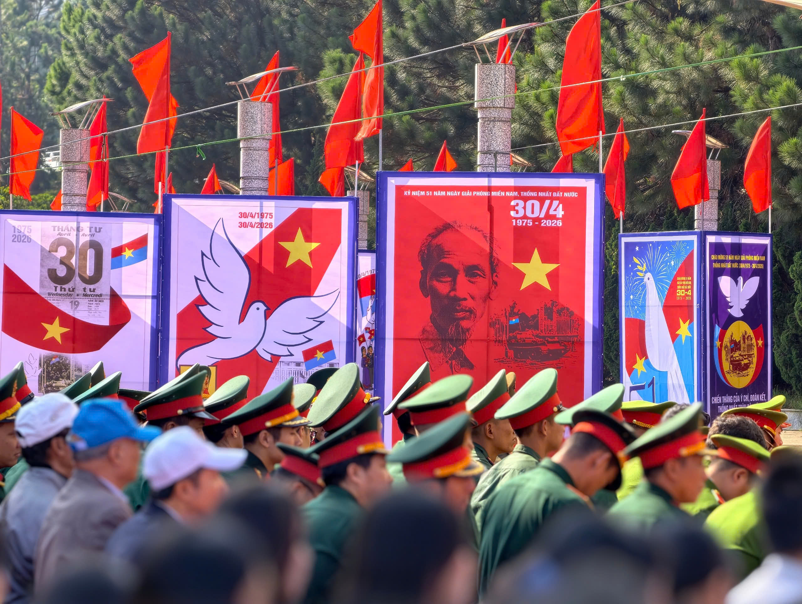 Lâm Đồng triển lãm tranh cổ động kỷ niệm 51 năm Ngày thống nhất đất nước - 5