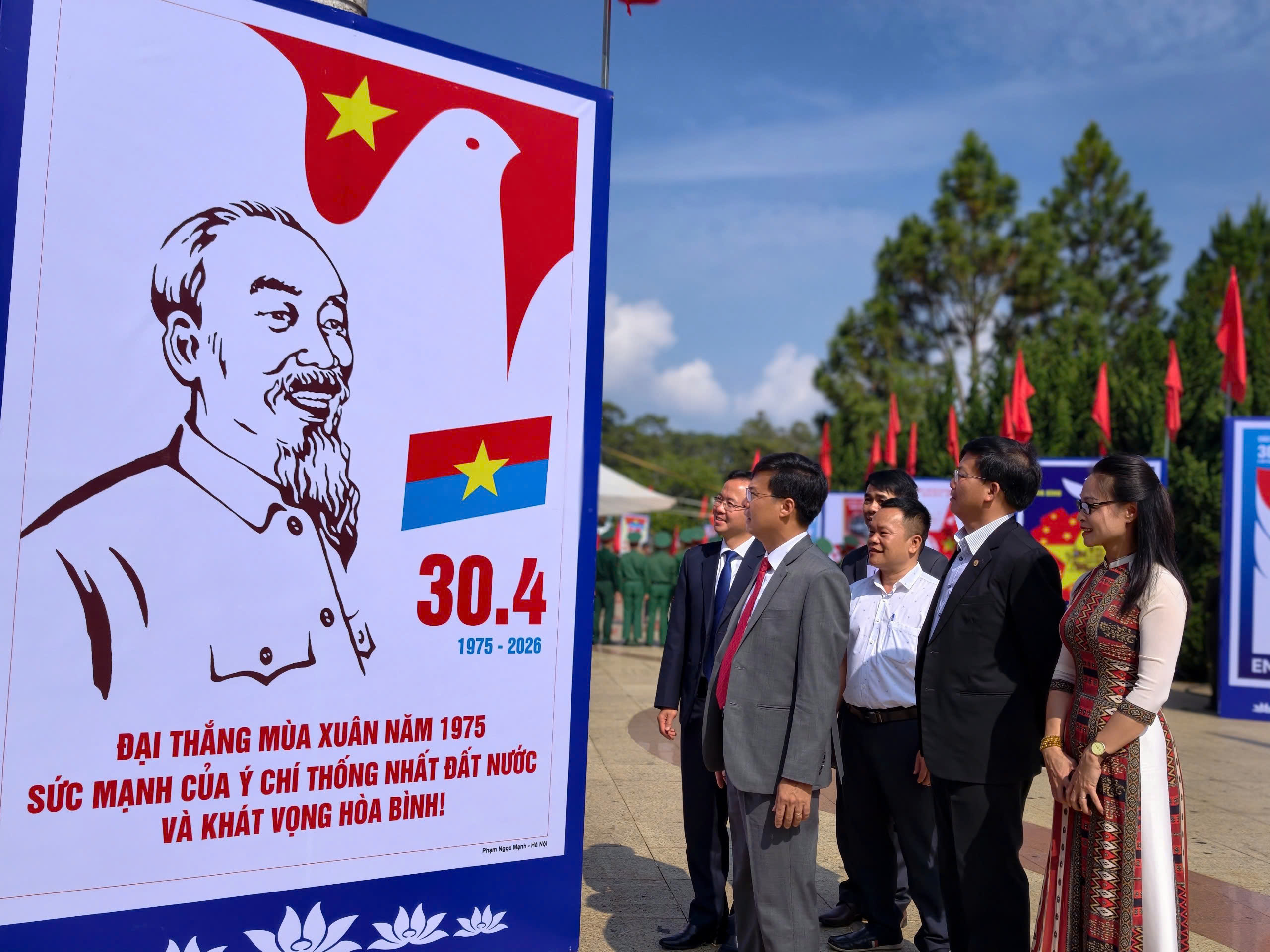 Lâm Đồng triển lãm tranh cổ động kỷ niệm 51 năm Ngày thống nhất đất nước - 6