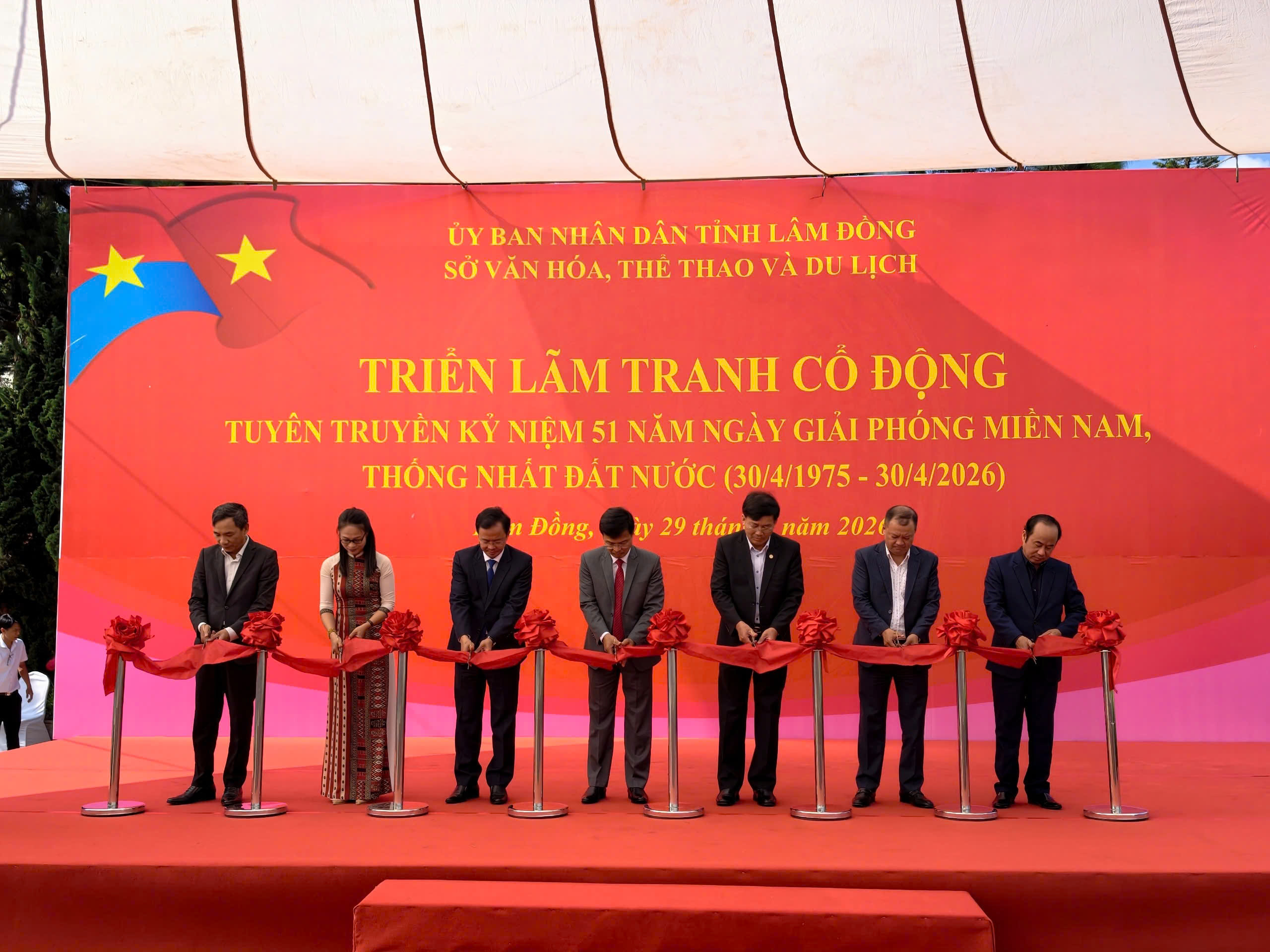 Lâm Đồng triển lãm tranh cổ động kỷ niệm 51 năm Ngày thống nhất đất nước - 4