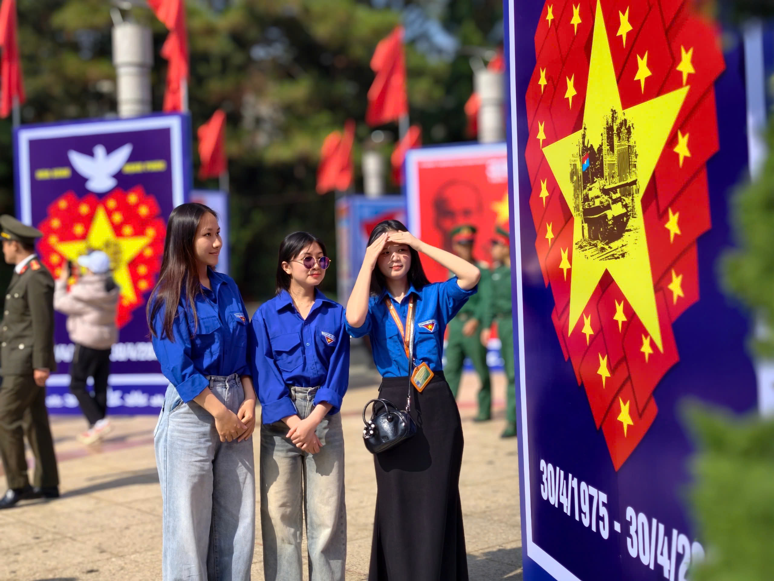 Lâm Đồng triển lãm tranh cổ động kỷ niệm 51 năm Ngày thống nhất đất nước - 7