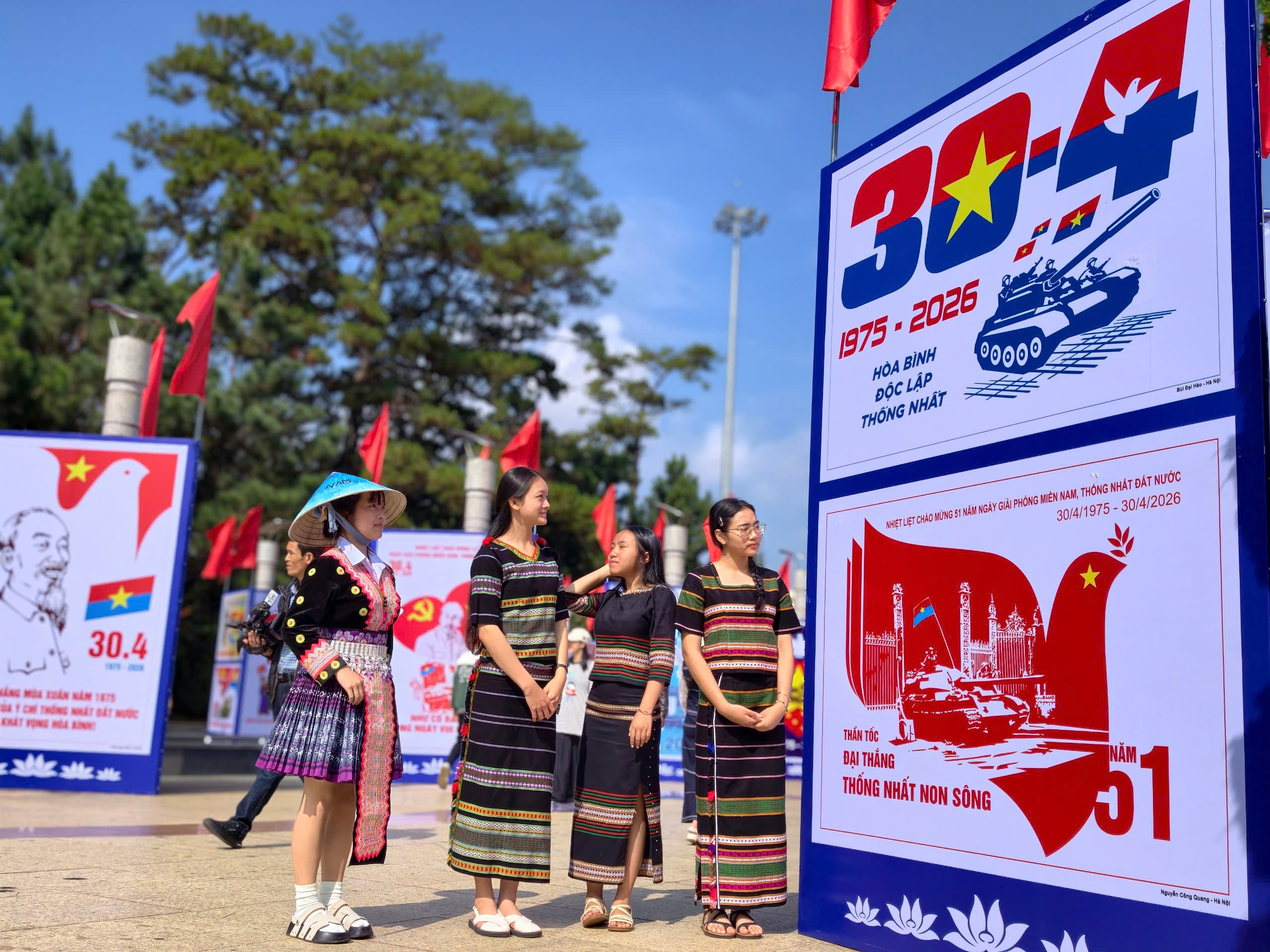 Lâm Đồng triển lãm tranh cổ động kỷ niệm 51 năm Ngày thống nhất đất nước - 8