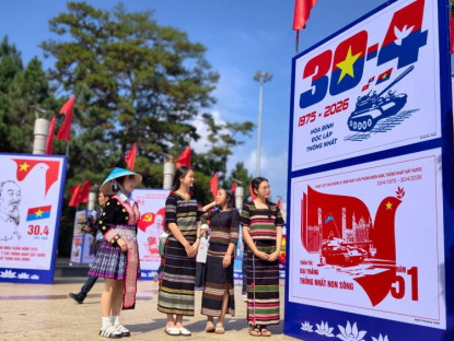 Chuyện hay - Lâm Đồng triển lãm tranh cổ động kỷ niệm 51 năm Ngày thống nhất đất nước