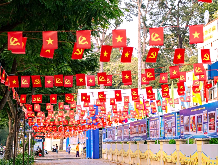 TP.HCM mừng đại lễ 30/4: Sắc cờ lan tỏa từ phố lớn đến từng con hẻm nhỏ