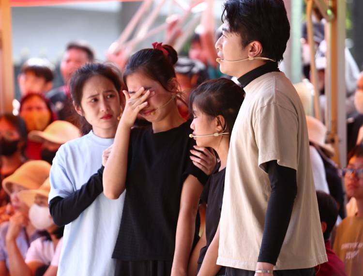 Vợ chồng Cris Phan – Mai Quỳnh Anh đau lòng trước cảnh hai cô bé mồ côi nương tựa nhau trong căn nhà cũ của cha mẹ để lại