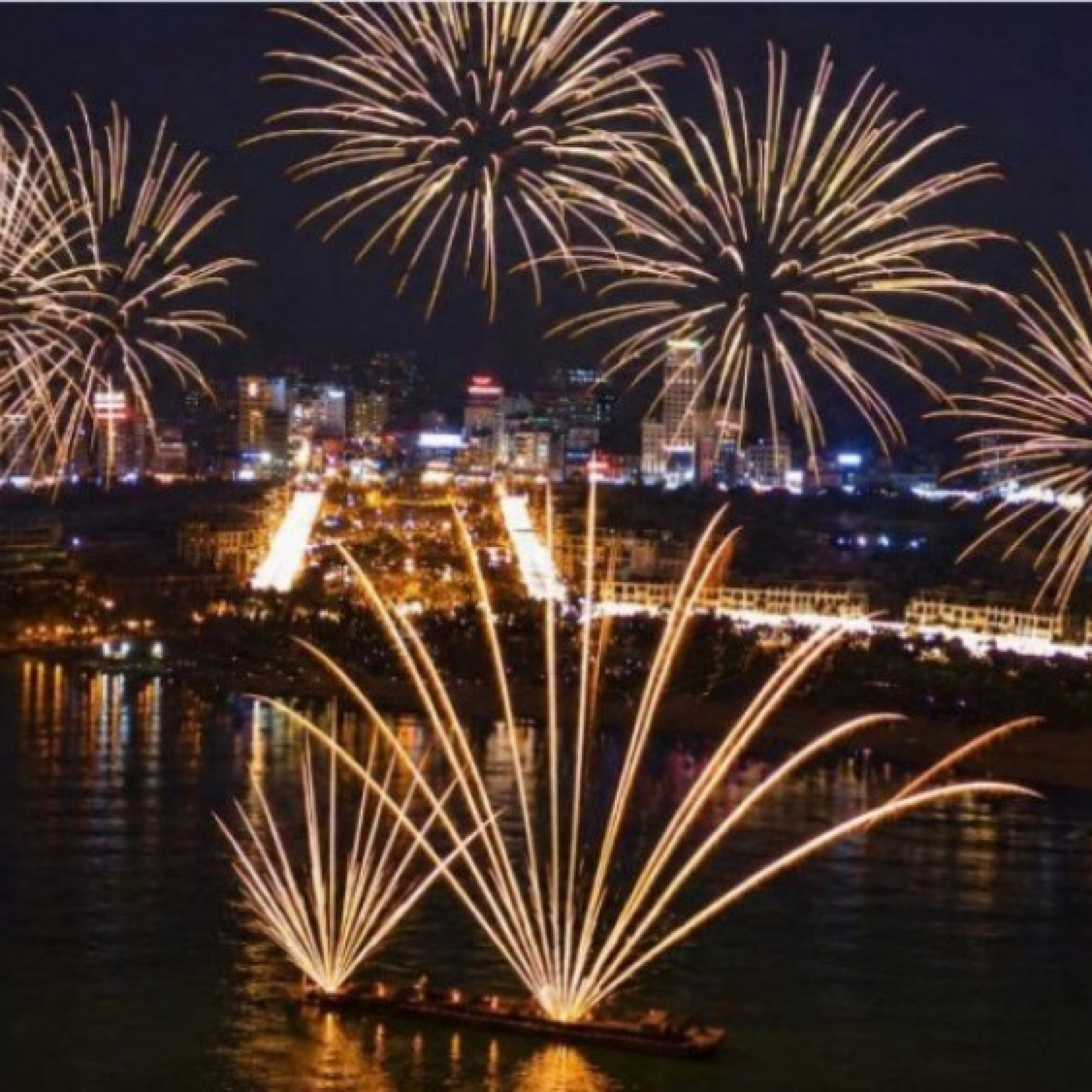  - Ngắm pháo hoa "view triệu đô" từ Sun Bavaria tại phố lễ hội VUI-Fest Cát Bà