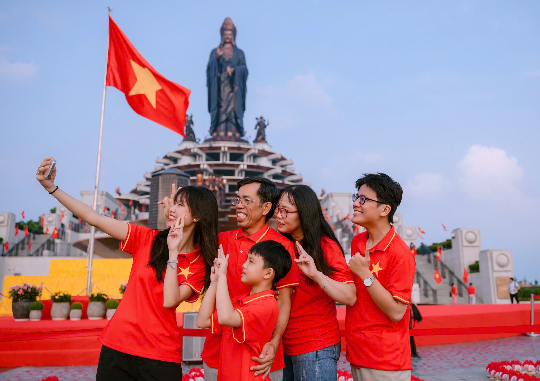 Rực rỡ cờ hoa - Background xịn xò nhất mùa lễ thống nhất non sông - 2