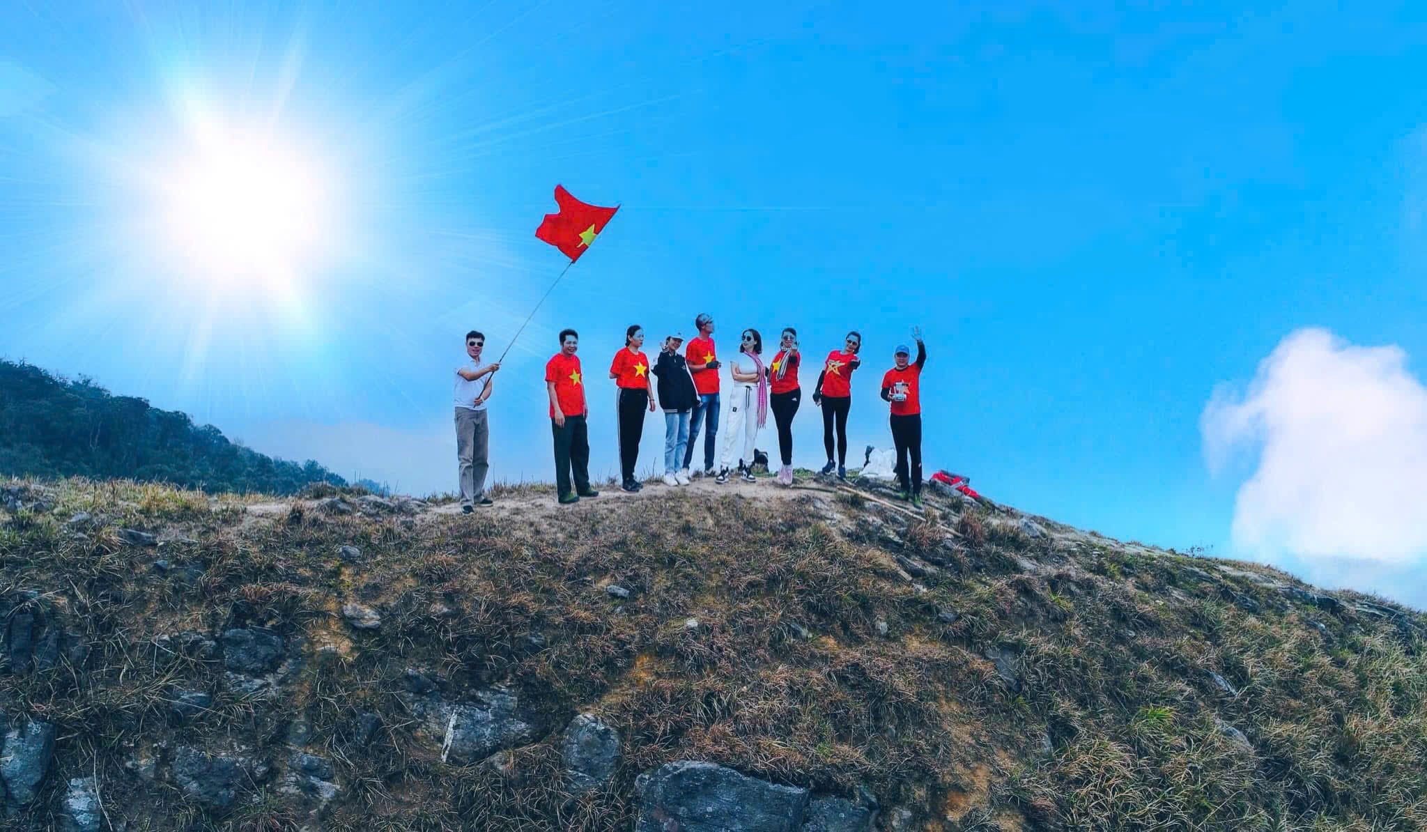 Rực rỡ cờ hoa - Background xịn xò nhất mùa lễ thống nhất non sông - 11