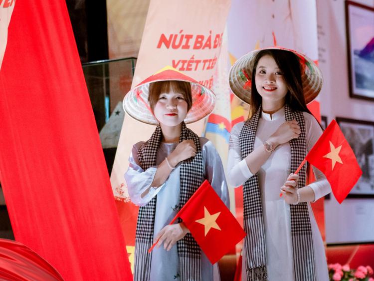 Rực rỡ cờ hoa - Background xịn xò nhất mùa lễ thống nhất non sông