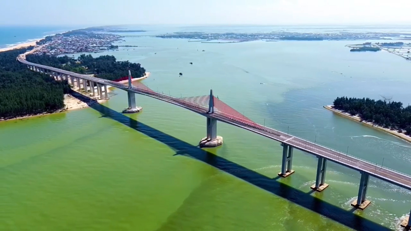 Cây cầu vượt biển dài nhất khu vực miền Trung, hình thành tuyến du lịch ven biển tuyệt đẹp - 3