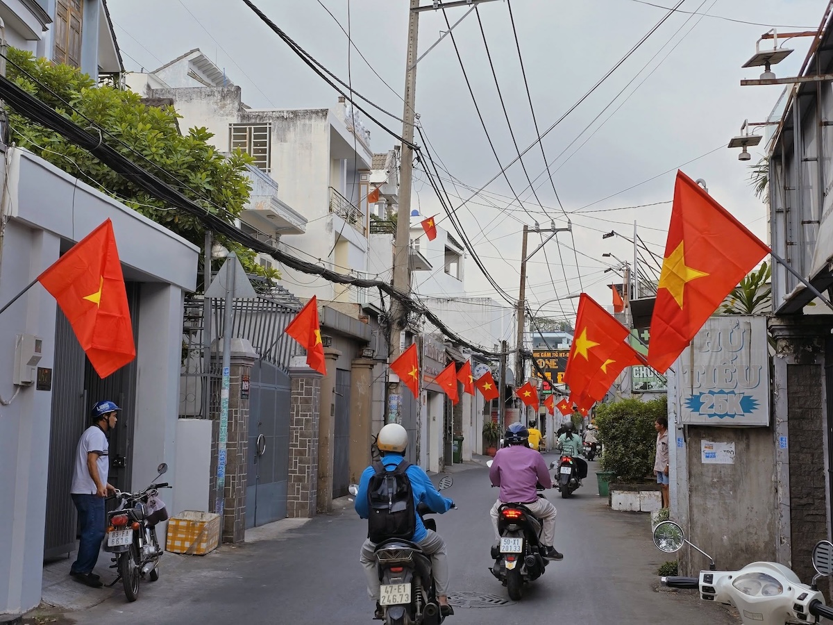 tp.hcm mung dai le 30/4: sac co lan toa tu pho lon den tung con hem nho - 10