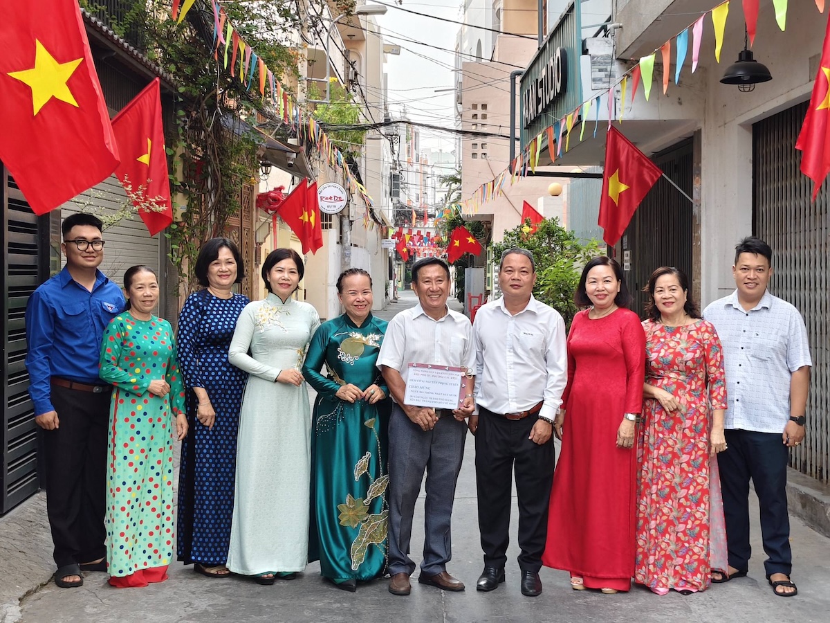 tp.hcm mung dai le 30/4: sac co lan toa tu pho lon den tung con hem nho - 7