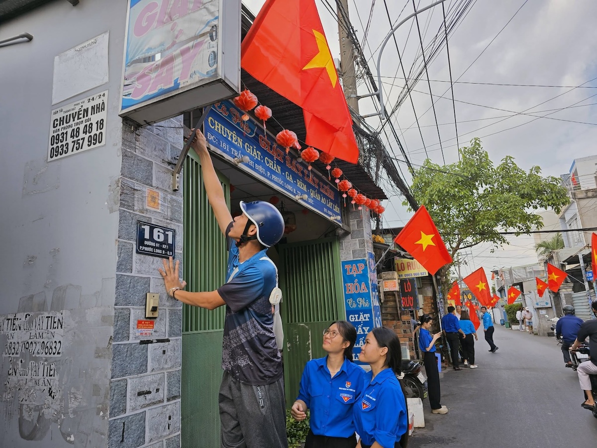 tp.hcm mung dai le 30/4: sac co lan toa tu pho lon den tung con hem nho - 11