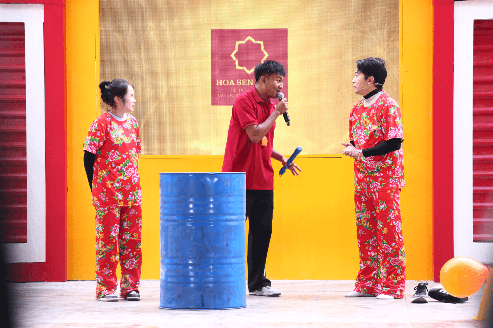 Vợ chồng Cris Phan – Mai Quỳnh Anh đau lòng trước cảnh hai cô bé mồ côi nương tựa nhau trong căn nhà cũ của cha mẹ để lại - 1