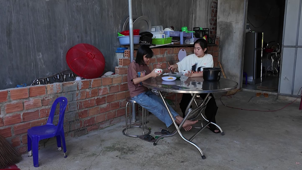 Vợ chồng Cris Phan – Mai Quỳnh Anh đau lòng trước cảnh hai cô bé mồ côi nương tựa nhau trong căn nhà cũ của cha mẹ để lại - 3