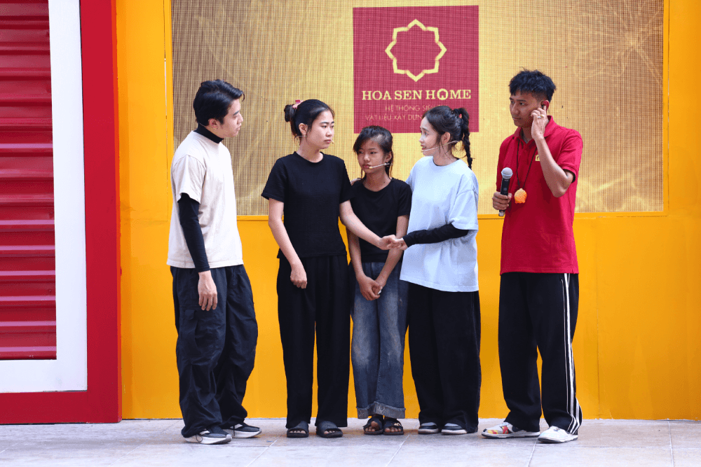 Vợ chồng Cris Phan – Mai Quỳnh Anh đau lòng trước cảnh hai cô bé mồ côi nương tựa nhau trong căn nhà cũ của cha mẹ để lại - 4