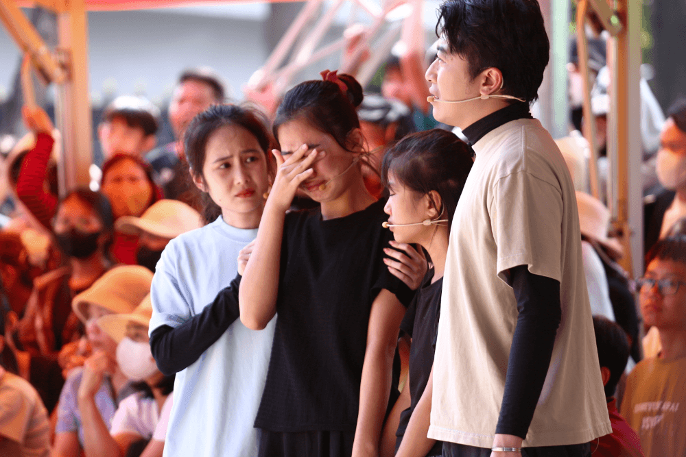 Vợ chồng Cris Phan – Mai Quỳnh Anh đau lòng trước cảnh hai cô bé mồ côi nương tựa nhau trong căn nhà cũ của cha mẹ để lại - 5