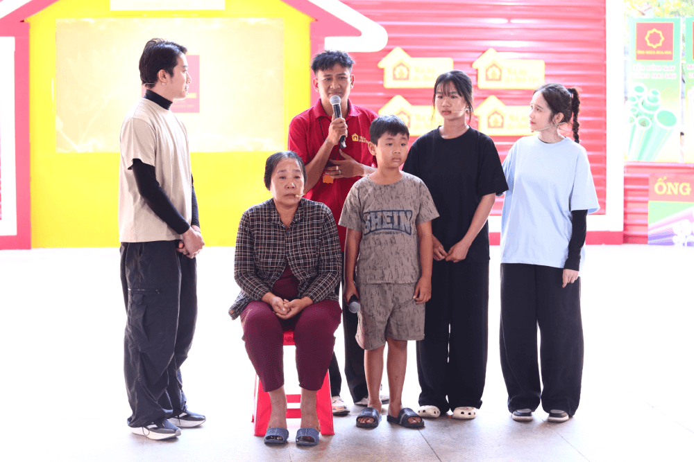 Vợ chồng Cris Phan – Mai Quỳnh Anh đau lòng trước cảnh hai cô bé mồ côi nương tựa nhau trong căn nhà cũ của cha mẹ để lại - 7