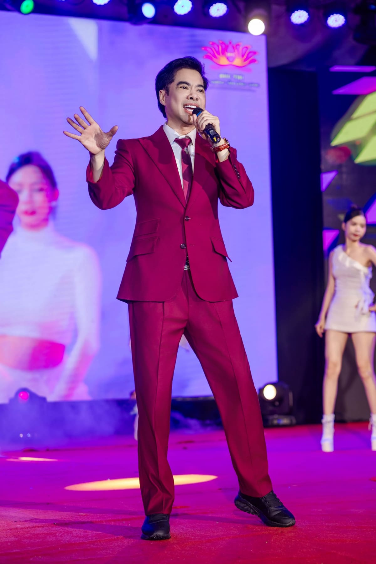 Ngọc Sơn mang bánh kem lên sân khấu, 10.000 khán giả hát mừng sinh nhật Phương Thanh lúc nửa đêm - 3