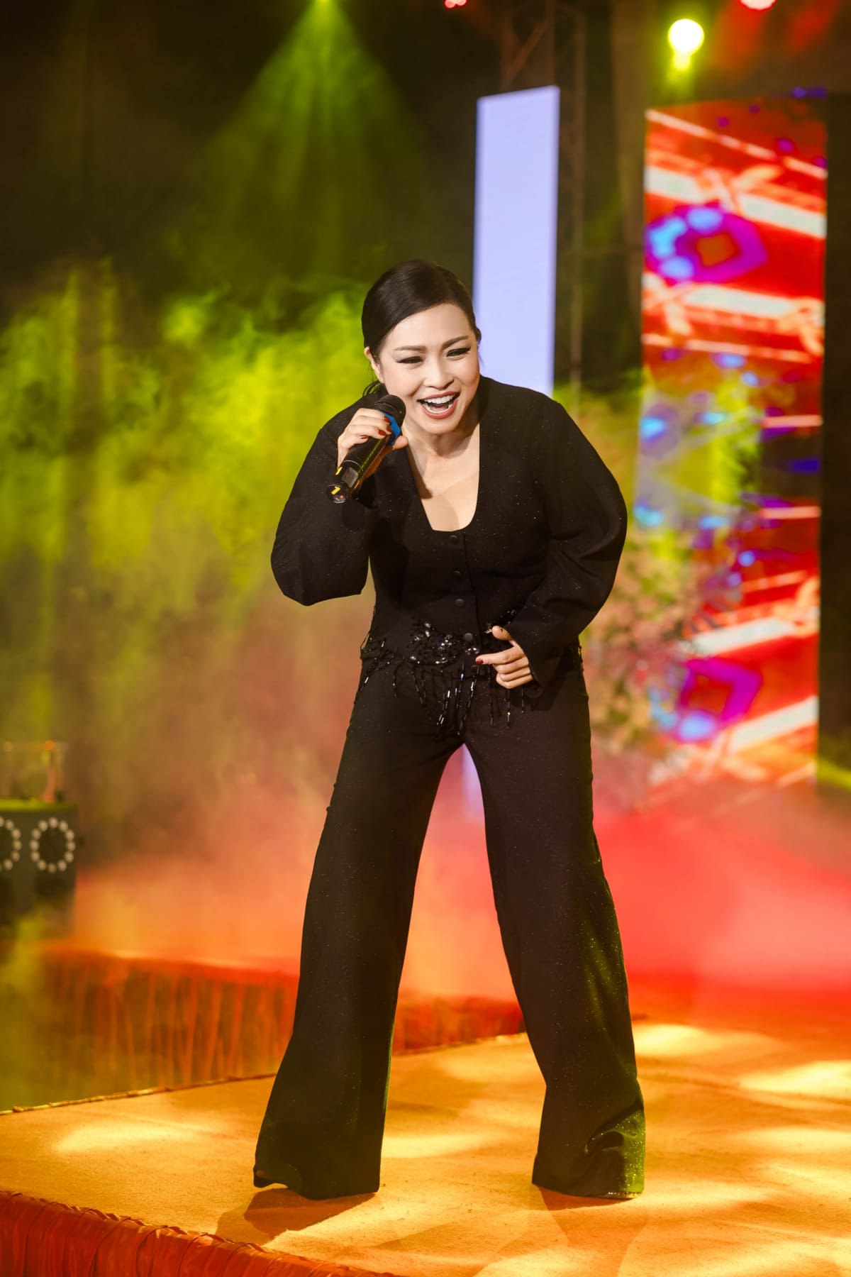 Ngọc Sơn mang bánh kem lên sân khấu, 10.000 khán giả hát mừng sinh nhật Phương Thanh lúc nửa đêm - 2