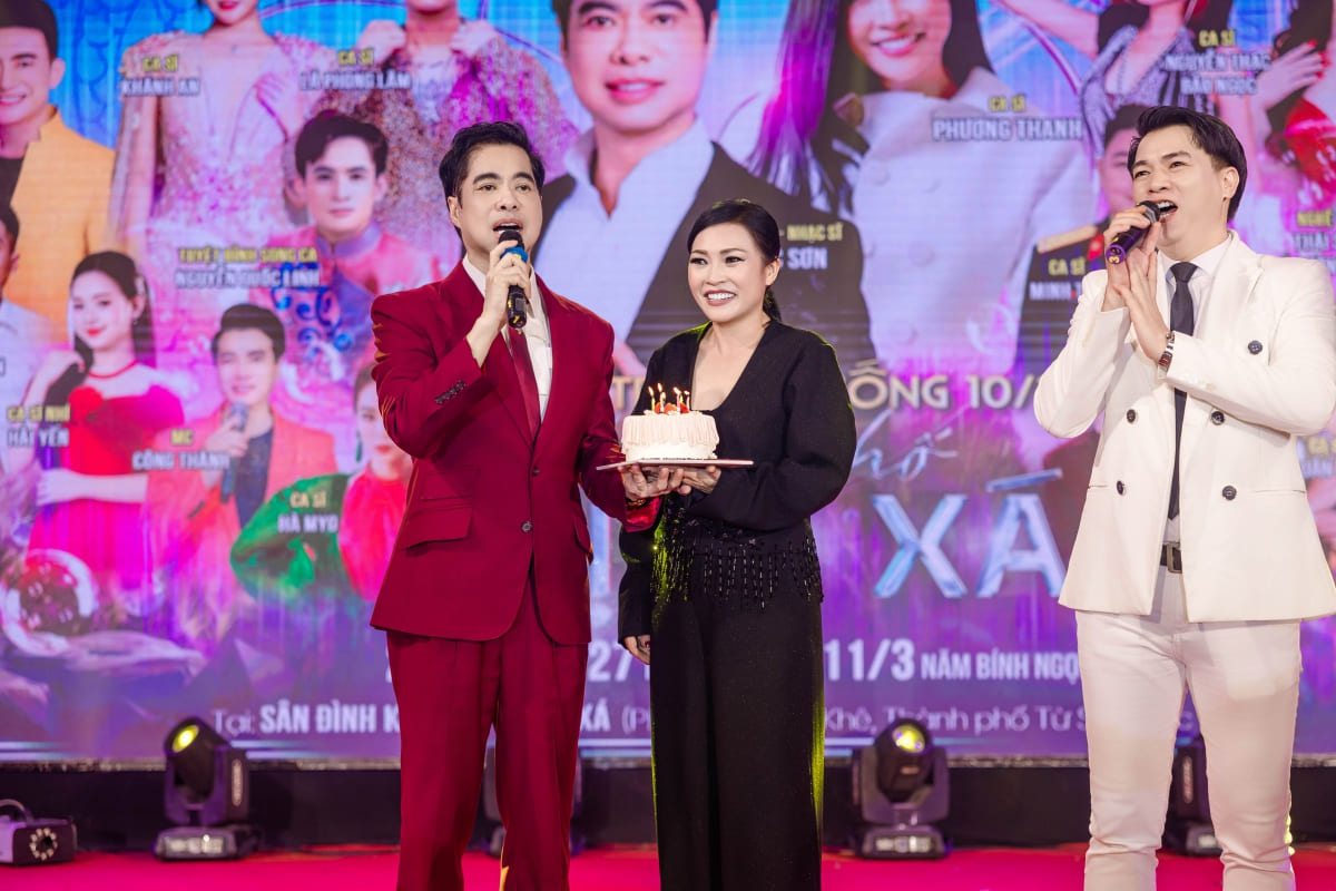 Ngọc Sơn mang bánh kem lên sân khấu, 10.000 khán giả hát mừng sinh nhật Phương Thanh lúc nửa đêm - 1