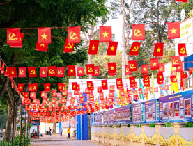  - TP.HCM mừng đại lễ 30/4: Sắc cờ lan tỏa từ phố lớn đến từng con hẻm nhỏ