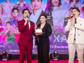  - Ngọc Sơn mang bánh kem lên sân khấu, 10.000 khán giả hát mừng sinh nhật Phương Thanh lúc nửa đêm