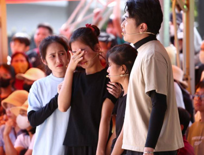 Vợ chồng Cris Phan – Mai Quỳnh Anh đau lòng trước cảnh hai cô bé mồ côi nương tựa nhau trong căn nhà cũ của cha mẹ để lại